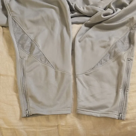 Under Armour Women's Light Gray Active Pantsuit - Picture 10 of 15